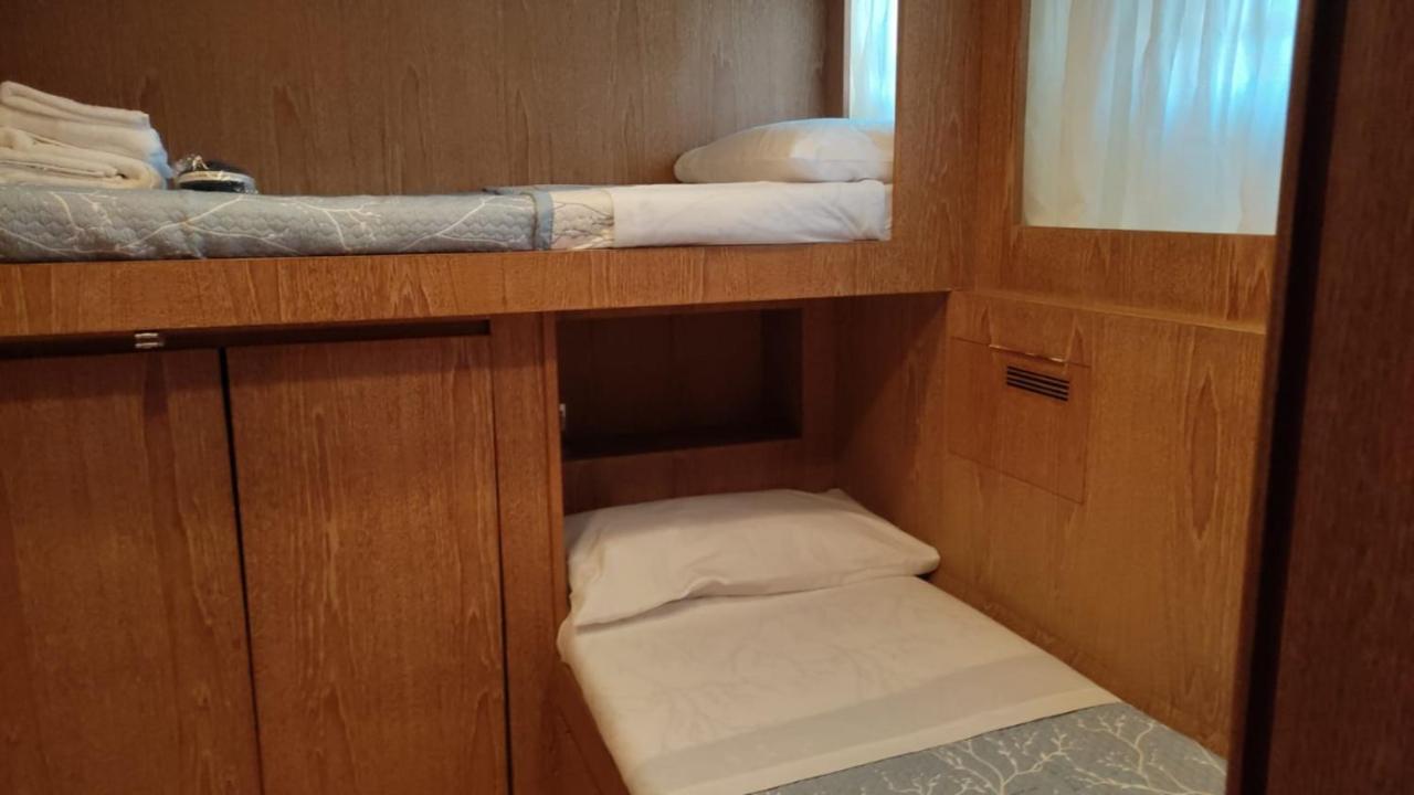 Hotel Boat & Breakfast Lucretia, Luxury Yacht Àrbatax Exteriér fotografie